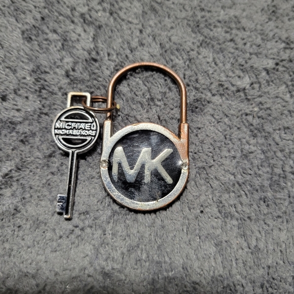 Vintage M.Kors Key & Lock ZipperPull - Picture 3 of 5